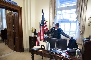 Le sexagénaire s'était introduit dans le bureau de Nancy Pelosi au moment de l'assaut survenu en 2020.